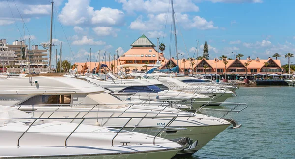 Vilamoura, Portekiz - 1 Mayıs 2018: En lüks marina Vilamoura, Portekiz, Güney görünümünü demirli mükemmel yoat bir bahar gününde nerede