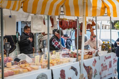 Quarteira, Portekiz - 2 Mayıs 2018: küçük açık piyasa nerede yerel üreticilerin bir bahar gününde mallarını satmak