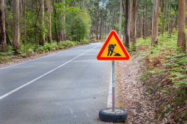 Geçici yol işaret ormandaki küçük bir yolda çalışmaları gösteren yıpranmış