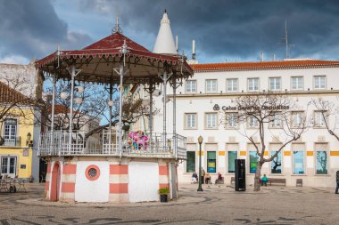 Faro, Portekiz - 1 Mayıs 2018: sahne önünde sokak atmosferini nerede insanlar bir bahar gününde yürüyüş şehir