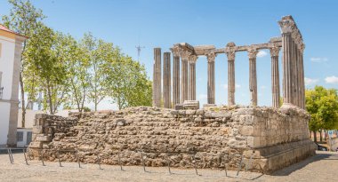 Evora, Portekiz - 5 Mayıs 2018: mimari ayrıntılı Evora Roma Tapınağı Portekiz veya hangi önünde bir bahar gününde insanlar yürüyor Diana Tapınağı. Unesco Dünya mirası olduğunu