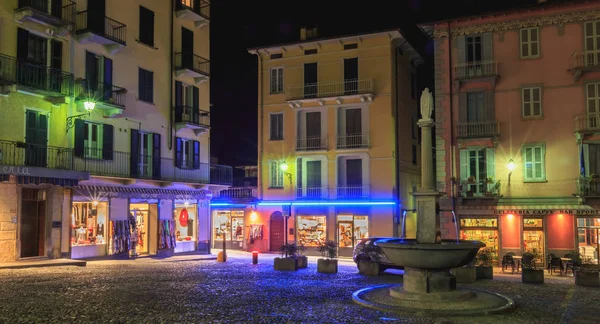 Bellagio, İtalya - 4 Kasım 2017: Gece sokak atmosfer bir sonbahar gününde şehir merkezinde aydınlatma ile