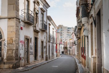 Faro, Portekiz - 1 Mayıs 2018: Şehir merkezinin sokaklarının mimari detayları ve tipik bir bahar günü inşaatı