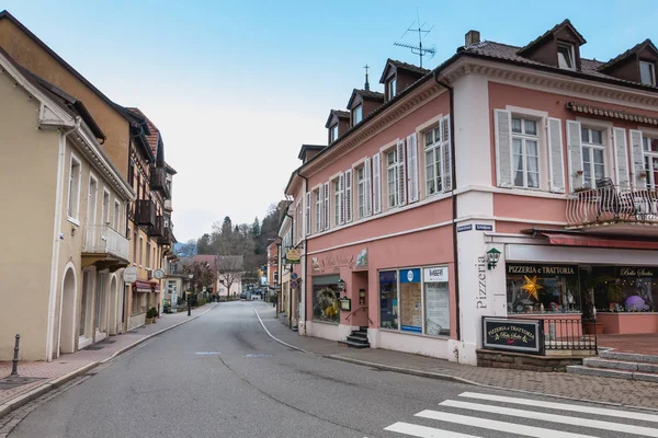 Badenweiler, Almanya - 24 Aralık 2017: Street atmosferini kışın boş şehir şehir merkezinde
