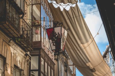 Toledo, İspanya - 28 Nisan 2018: Street atmosferde geleneksel alışveriş bölgesine nerede insanlar bir bahar günü yürüyüş şehir