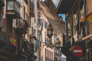 Toledo, İspanya - 28 Nisan 2018: Street atmosferde geleneksel alışveriş bölgesine nerede insanlar bir bahar günü yürüyüş şehir