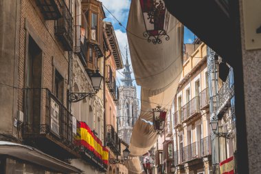 Toledo, İspanya - 28 Nisan 2018: Street atmosferde geleneksel alışveriş bölgesine nerede insanlar bir bahar günü yürüyüş şehir