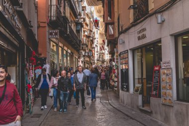 Toledo, İspanya - 28 Nisan 2018: Street atmosferde geleneksel alışveriş bölgesine nerede insanlar bir bahar günü yürüyüş şehir