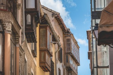 Toledo, İspanya - 28 Nisan 2018: Mimari detay geleneksel alışveriş bölgesinde bir bahar gününde şehrin