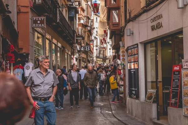 Toledo, İspanya - 28 Nisan 2018: Street atmosferde geleneksel alışveriş bölgesine nerede insanlar bir bahar günü yürüyüş şehir