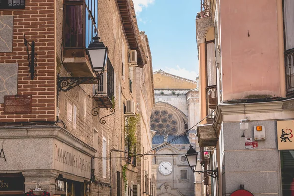 Toledo, İspanya - 28 Nisan 2018: Street atmosferde geleneksel alışveriş bölgesine nerede insanlar bir bahar günü yürüyüş şehir