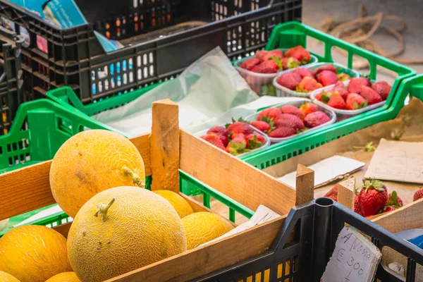 Quarteira Portugal Mayo 2018 Tendero Que Vende Frutas Verduras Mercado — Foto de Stock
