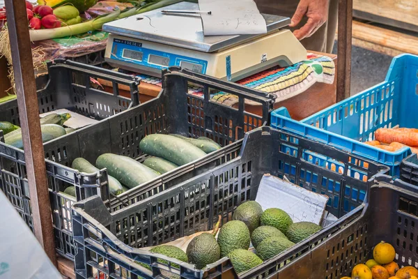 Quarteira Portugal Mayo 2018 Tendero Que Vende Frutas Verduras Mercado — Foto de Stock