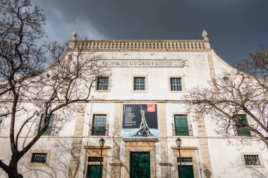 Faro, Portekiz - 1 Mayıs 2018: Mimari detay Lethes tiyatronun bir bahar gününde 1605 St. James üniversite olarak Society of İsa'nın büyük inşa
