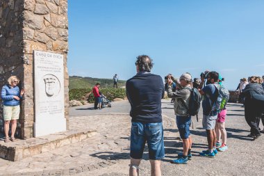 Cabo da Roca Cascais, Portekiz - 6 Mayıs 2018: cross çevresinde turistik atmosferini Cabo da Roca, nerede turist yürümek ve fotoğraf çekmek bir bahar gününde Avrupa kıtasının en batıdaki nokta