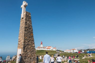 Cabo da Roca Cascais, Portekiz - 6 Mayıs 2018: cross çevresinde turistik atmosferini Cabo da Roca, nerede turist yürümek ve fotoğraf çekmek bir bahar gününde Avrupa kıtasının en batıdaki nokta
