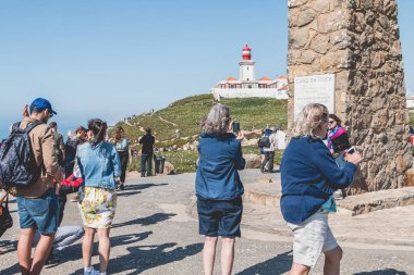 Cabo da Roca Cascais, Portekiz - 6 Mayıs 2018: cross çevresinde turistik atmosferini Cabo da Roca, nerede turist yürümek ve fotoğraf çekmek bir bahar gününde Avrupa kıtasının en batıdaki nokta