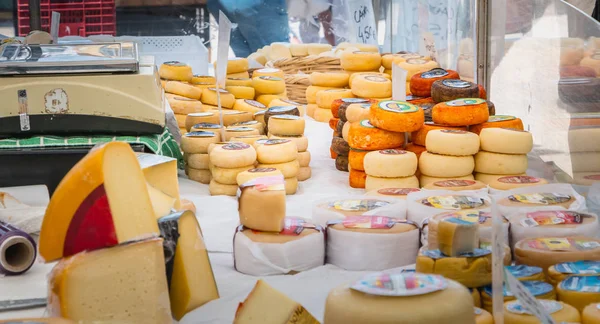 ファロ ポルトガル 2018 ポルトガル語の表示が春の日に屋外の公設市場でチーズします — ストック写真