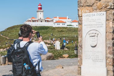 Cabo da Roca Cascais, Portekiz - 6 Mayıs 2018: cross çevresinde turistik atmosferini Cabo da Roca, nerede turist yürümek ve fotoğraf çekmek bir bahar gününde Avrupa kıtasının en batıdaki nokta