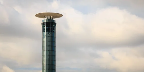 巴黎附近 2017年10月08日 机场交通控制塔的外景鸟瞰戴高乐机场以南的秋季日 — 图库照片