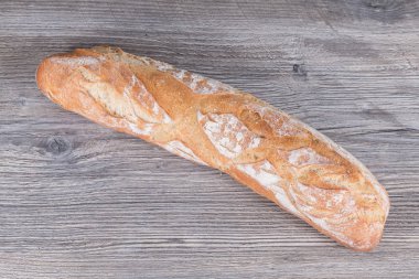 Fransız baget antrasit gri ahşap arka plan üzerine yerleştirilen