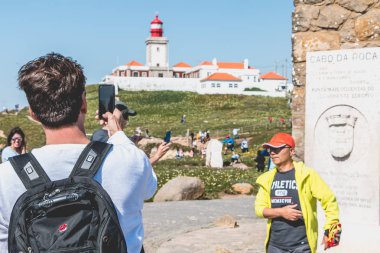 Cabo da Roca Cascais, Portekiz - 6 Mayıs 2018: cross çevresinde turistik atmosferini Cabo da Roca, nerede turist yürümek ve fotoğraf çekmek bir bahar gününde Avrupa kıtasının en batıdaki nokta
