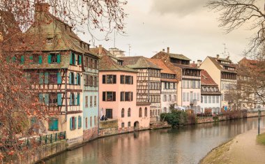 Strasbourg, Fransa - 28 Aralık 2017: görünümü tipik evleri ve akışı ile tarihi kent merkezinin bir kış gününde