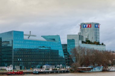 Boulogne Billancourt, Fransa - 24 Ocak 2018: Tf1 kuleye bakış aynı adı taşıyan televizyon kanalı yüklendiği bir kış gününde. Bina mimar Roger Saubot planları üzerinde inşa edilmiştir