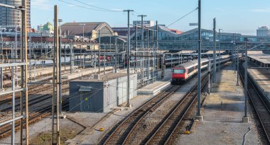 Basel, İsviçre - 25 Aralık 2017: görünümü hangi önünde bir kış gününde trenler durdurulur, platformlar ve Basel Tren İstasyonu