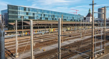 Basel, İsviçre - 25 Aralık 2017: görünümü hangi önünde bir kış gününde trenler durdurulur, platformlar ve Basel Tren İstasyonu