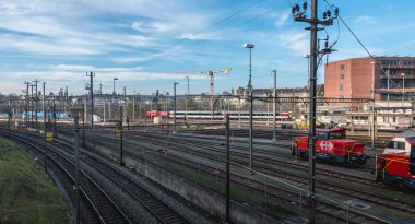 Basel, İsviçre - 25 Aralık 2017: görünümü hangi önünde bir kış gününde trenler durdurulur, platformlar ve Basel Tren İstasyonu