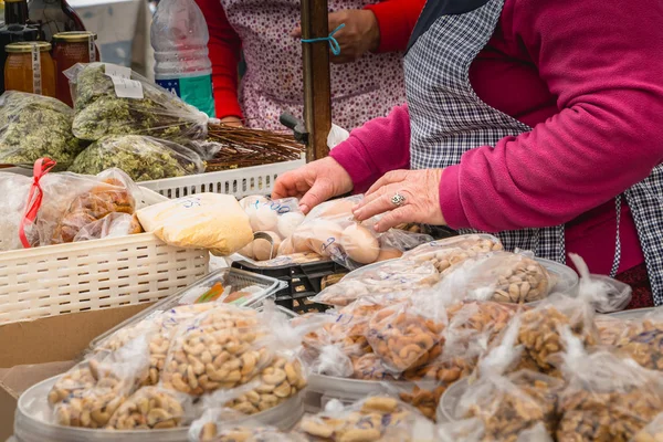 Quarteira Portugalsko Května 2018 Obchodník Prodává Suché Ovoce Vejce Obecní — Stock fotografie