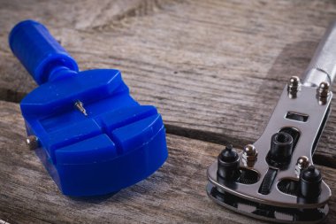 Bir kaba ahşap gemide izole saatçi araçlar kümesi yakın çekim