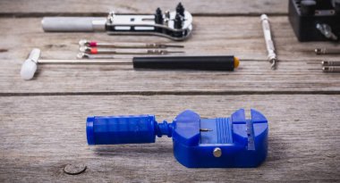 Bir kaba ahşap gemide izole saatçi araçlar kümesi yakın çekim