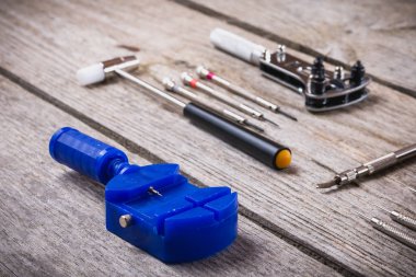 Bir kaba ahşap gemide izole saatçi araçlar kümesi yakın çekim