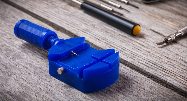 Bir kaba ahşap gemide izole saatçi araçlar kümesi yakın çekim