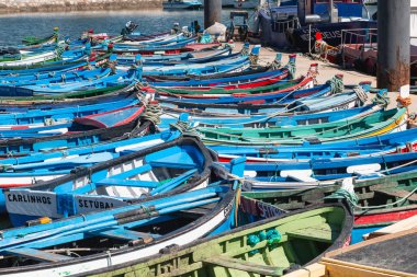 Setubal, Portekiz - 8 Ağustos 2018: küçük bir balıkçı bağlantı noktası Setubal bir yaz gününde onun tipik mavi teknelerle görünümünü