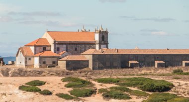 Cape Espichel Sesimbra, Portekiz - 8 Ağustos 2018: bir yaz gününde Cape Espichel kutsal mimari detay. Barok kilise 1707 Kutsal Meryem anısına arasındaki 1701 1410 inşa edilmiştir