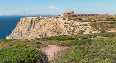 Cape Espichel Sesimbra, Portekiz - 8 Ağustos 2018: bir yaz gününde Cape Espichel kutsal mimari detay. Barok kilise 1707 Kutsal Meryem anısına arasındaki 1701 1410 inşa edilmiştir