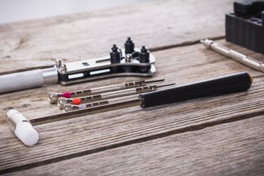 Bir kaba ahşap gemide izole saatçi araçlar kümesi yakın çekim