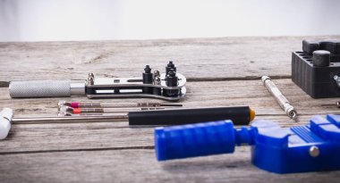 Bir kaba ahşap gemide izole saatçi araçlar kümesi yakın çekim