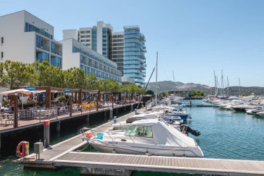 Troia, Portekiz - 9 Ağustos 2018: Bir yaz gününde onun lüks teknelerle Troia Marina görünümünü