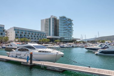 Troia, Portekiz - 9 Ağustos 2018: Bir yaz gününde onun lüks teknelerle Troia Marina görünümünü