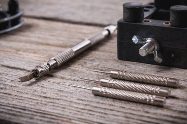 Bir kaba ahşap gemide izole saatçi araçlar kümesi yakın çekim