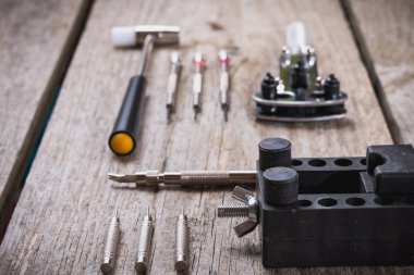 Bir kaba ahşap gemide izole saatçi araçlar kümesi yakın çekim
