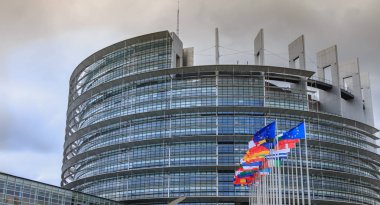 Strasbourg, Fransa - 28 Aralık 2017: Louise Weiss bir kış günü, 14 Aralık 1999 tarihinde açıldı Avrupa Birliği Parlamentosu koltuk üzerinde bina mimari detay