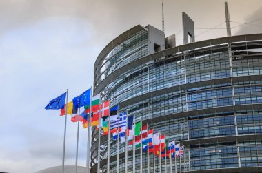 Strasbourg, Fransa - 28 Aralık 2017: Louise Weiss bir kış günü, 14 Aralık 1999 tarihinde açıldı Avrupa Birliği Parlamentosu koltuk üzerinde bina mimari detay