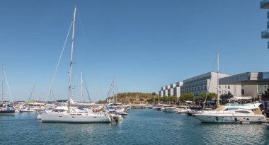 Troia, Portekiz - 9 Ağustos 2018: Bir yaz gününde onun lüks teknelerle Troia Marina görünümünü