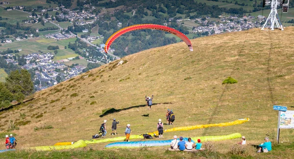 Lary スラン フランス 2018 夏の日の谷の上空を飛行する標高 1700 メートルの山の上からパラグライダーの離陸 — ストック写真