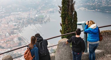 Como, İtalya - 4 Kasım 2017: Dağ şehirden bir sonbahar gününde izlemek için şehirden bir ödeme ile onun heights mavi teleskop turist izle